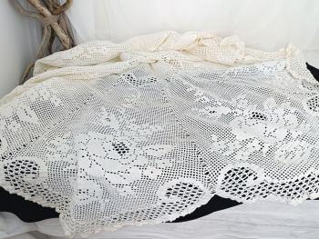 Ancienne nappe ronde au crochet de 185 cm de diamètre réalisée à la main au crochet avec une forme à 8 pans arrondis avec des dessins de fleurs. 