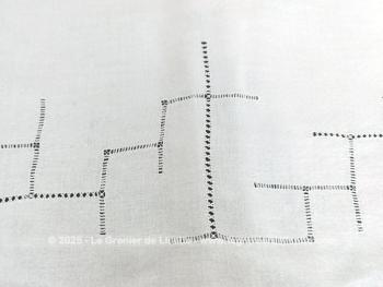 Bien original cet ancien et long napperon avec sa forme en demie-lune décoré des quadrillages de jours et bordé d'une fine dentelle. Fait main et pièce unique.