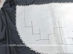 Ancien et original long napperon forme demie-lune