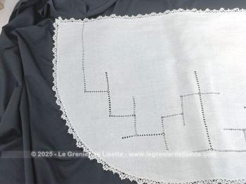 Bien original cet ancien et long napperon avec sa forme en demie-lune décoré des quadrillages de jours et bordé d'une fine dentelle. Fait main et pièce unique.