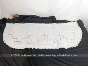 Ancien et original long napperon forme demie-lune