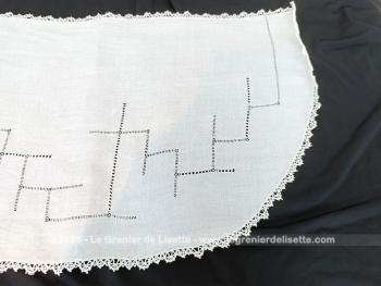 Bien original cet ancien et long napperon avec sa forme en demie-lune décoré des quadrillages de jours et bordé d'une fine dentelle. Fait main et pièce unique.