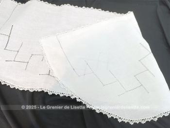 Bien original cet ancien et long napperon avec sa forme en demie-lune décoré des quadrillages de jours et bordé d'une fine dentelle. Fait main et pièce unique.