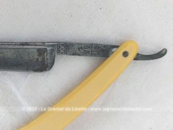 Voici un nécessaire vintage à barbe avec un blaireau, 2 coupe-choux dont un dans son étui et un polissoir dans son étui en cuir gravé.