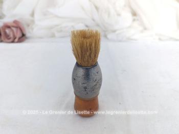 Voici un nécessaire vintage à barbe avec un blaireau, 2 coupe-choux dont un dans son étui et un polissoir dans son étui en cuir gravé.