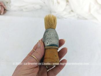 Voici un nécessaire vintage à barbe avec un blaireau, 2 coupe-choux dont un dans son étui et un polissoir dans son étui en cuir gravé.