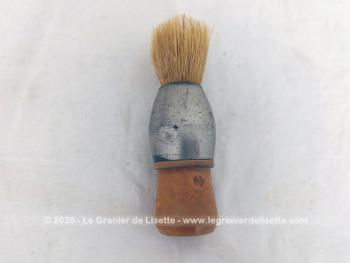 Voici un nécessaire vintage à barbe avec un blaireau, 2 coupe-choux dont un dans son étui et un polissoir dans son étui en cuir gravé.