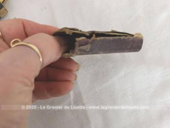 Voici un nécessaire vintage à barbe avec un blaireau, 2 coupe-choux dont un dans son étui et un polissoir dans son étui en cuir gravé.