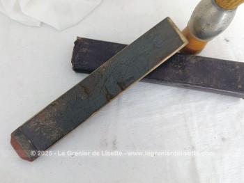 Voici un nécessaire vintage à barbe avec un blaireau, 2 coupe-choux dont un dans son étui et un polissoir dans son étui en cuir gravé.