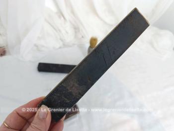 Voici un nécessaire vintage à barbe avec un blaireau, 2 coupe-choux dont un dans son étui et un polissoir dans son étui en cuir gravé.