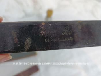 Voici un nécessaire vintage à barbe avec un blaireau, 2 coupe-choux dont un dans son étui et un polissoir dans son étui en cuir gravé.