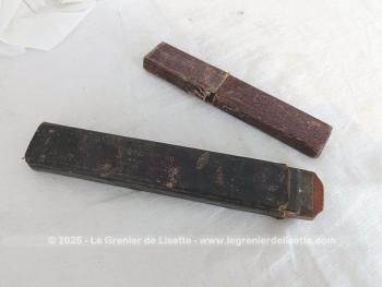 Voici un nécessaire vintage à barbe avec un blaireau, 2 coupe-choux dont un dans son étui et un polissoir dans son étui en cuir gravé.