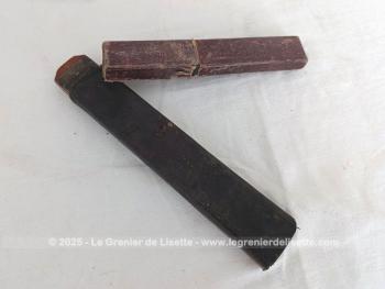 Voici un nécessaire vintage à barbe avec un blaireau, 2 coupe-choux dont un dans son étui et un polissoir dans son étui en cuir gravé.