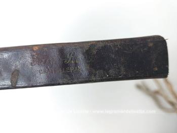 Voici un nécessaire vintage à barbe avec un blaireau, 2 coupe-choux dont un dans son étui et un polissoir dans son étui en cuir gravé.