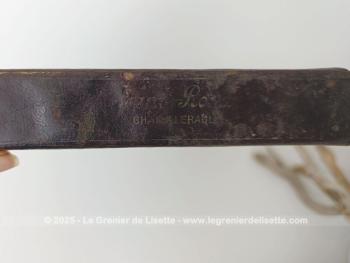 Voici un nécessaire vintage à barbe avec un blaireau, 2 coupe-choux dont un dans son étui et un polissoir dans son étui en cuir gravé.