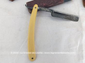 Voici un nécessaire vintage à barbe avec un blaireau, 2 coupe-choux dont un dans son étui et un polissoir dans son étui en cuir gravé.