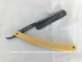 Voici un nécessaire vintage à barbe avec un blaireau, 2 coupe-choux dont un dans son étui et un polissoir dans son étui en cuir gravé.