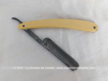 Voici un nécessaire vintage à barbe avec un blaireau, 2 coupe-choux dont un dans son étui et un polissoir dans son étui en cuir gravé.
