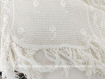 Voici un ancienne paire de rideaux longs et étroits fait main au crochet en fils de coton épais, avec franges et mesurant 42 x190 + 10 cm franges.