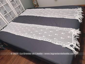 Voici un ancienne paire de rideaux longs et étroits fait main au crochet en fils de coton épais, avec franges et mesurant 42 x190 + 10 cm franges.