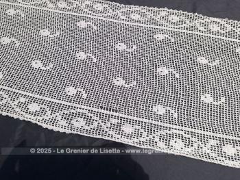 Voici un ancienne paire de rideaux longs et étroits fait main au crochet en fils de coton épais, avec franges et mesurant 42 x190 + 10 cm franges.