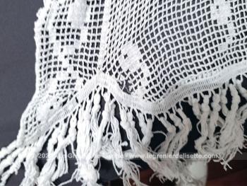 Voici un ancienne paire de rideaux longs et étroits fait main au crochet en fils de coton épais, avec franges et mesurant 42 x190 + 10 cm franges.