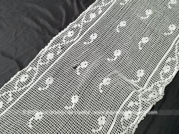 Voici un ancienne paire de rideaux longs et étroits fait main au crochet en fils de coton épais, avec franges et mesurant 42 x190 + 10 cm franges.