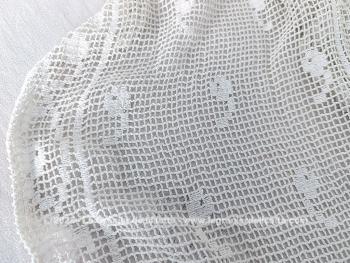 Voici un ancienne paire de rideaux longs et étroits fait main au crochet en fils de coton épais, avec franges et mesurant 42 x190 + 10 cm franges.