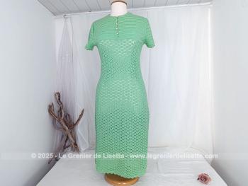 Taille 40, cintrée et moulante mais pas doublée, voici une belle robe entièrement fait main au crochet dans une laine verte 