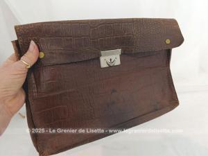 Tout en cuir imitation croco, voici un ancien petit cartable à partitions repliable mesurant 34 cm de long, 13 cm de haut replié et 24 cm déplié, le tout sur 4 cm de large.