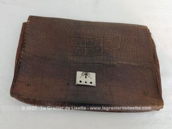 Tout en cuir imitation croco, voici un ancien petit cartable à partitions repliable mesurant 34 cm de long, 13 cm de haut replié et 24 cm déplié, le tout sur 4 cm de large.