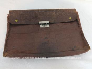 Tout en cuir imitation croco, voici un ancien petit cartable à partitions repliable mesurant 34 cm de long, 13 cm de haut replié et 24 cm déplié, le tout sur 4 cm de large.