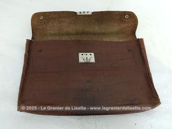 Tout en cuir imitation croco, voici un ancien petit cartable à partitions repliable mesurant 34 cm de long, 13 cm de haut replié et 24 cm déplié, le tout sur 4 cm de large.