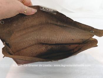 Tout en cuir imitation croco, voici un ancien petit cartable à partitions repliable mesurant 34 cm de long, 13 cm de haut replié et 24 cm déplié, le tout sur 4 cm de large.