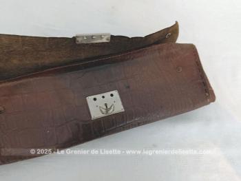 Tout en cuir imitation croco, voici un ancien petit cartable à partitions repliable mesurant 34 cm de long, 13 cm de haut replié et 24 cm déplié, le tout sur 4 cm de large.