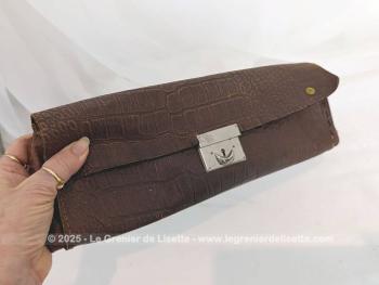 Tout en cuir imitation croco, voici un ancien petit cartable à partitions repliable mesurant 34 cm de long, 13 cm de haut replié et 24 cm déplié, le tout sur 4 cm de large.