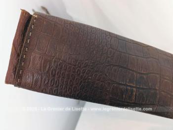 Tout en cuir imitation croco, voici un ancien petit cartable à partitions repliable mesurant 34 cm de long, 13 cm de haut replié et 24 cm déplié, le tout sur 4 cm de large.