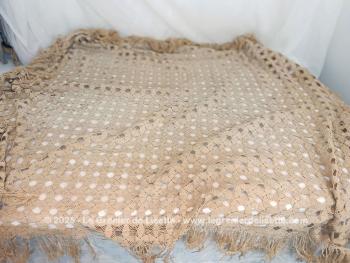 Voici une ancienne nappe ou sur-nappe réalisé à la main au crochet dans un fil de coton bistre sur 115 x 145 avec 8 cm de franges tout autour.  Ce sont de petits motifs géométriques qui la compose. Idéale pour guéridon, napperon ou sur-nappe pour centre de table.