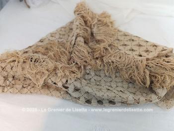 Voici une ancienne nappe ou sur-nappe réalisé à la main au crochet dans un fil de coton bistre sur 115 x 145 avec 8 cm de franges tout autour.  Ce sont de petits motifs géométriques qui la compose. Idéale pour guéridon, napperon ou sur-nappe pour centre de table.