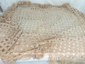 Voici une ancienne nappe ou sur-nappe réalisé à la main au crochet dans un fil de coton bistre sur 115 x 145 avec 8 cm de franges tout autour.  Ce sont de petits motifs géométriques qui la compose. Idéale pour guéridon, napperon ou sur-nappe pour centre de table.