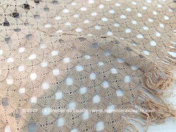 Voici une ancienne nappe ou sur-nappe réalisé à la main au crochet dans un fil de coton bistre sur 115 x 145 avec 8 cm de franges tout autour.  Ce sont de petits motifs géométriques qui la compose. Idéale pour guéridon, napperon ou sur-nappe pour centre de table.