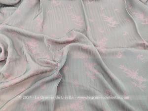 Coupon tissus satin viscose gris souris et fleurs roses