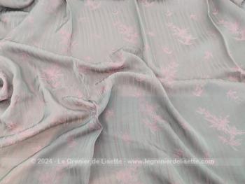Sur 100 cm de long et 155 cm de large, voici un coupon de superbe tissus en satin de viscose gris souris avec de fines rayures roses très pale et des fleurs. Reflet gris bleu garanti. 
