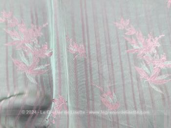 Sur 100 cm de long et 155 cm de large, voici un coupon de superbe tissus en satin de viscose gris souris avec de fines rayures roses très pale et des fleurs. Reflet gris bleu garanti. 