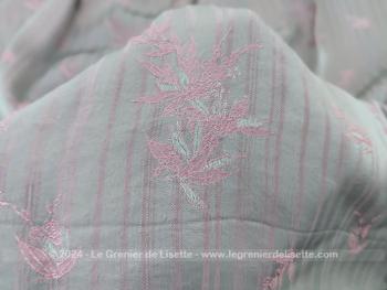 Sur 100 cm de long et 155 cm de large, voici un coupon de superbe tissus en satin de viscose gris souris avec de fines rayures roses très pale et des fleurs. Reflet gris bleu garanti. 