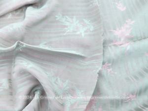 Coupon tissus satin viscose gris souris et fleurs roses