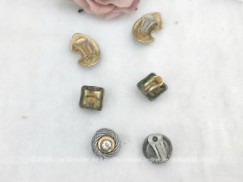 Bien originales, voici un  trio de paires de boucles d'oreille vintages à pince pour oreilles non percées, à détourner si on veut en décoration pour chaussures, cravates ou autres supers idées !