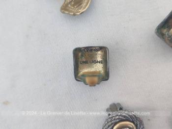 Bien originales, voici un  trio de paires de boucles d'oreille vintages à pince pour oreilles non percées, à détourner si on veut en décoration pour chaussures, cravates ou autres supers idées !