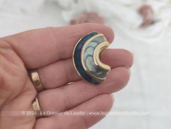 Bien originales, voici un  trio de paires de boucles d'oreille vintages à pince pour oreilles non percées, à détourner si on veut en décoration pour chaussures, cravates ou autres supers idées !