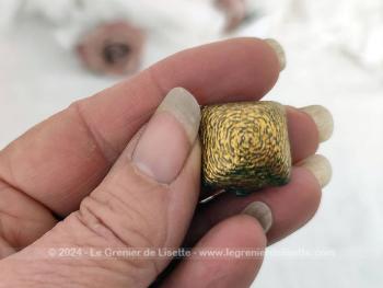 Bien originales, voici un  trio de paires de boucles d'oreille vintages à pince pour oreilles non percées, à détourner si on veut en décoration pour chaussures, cravates ou autres supers idées !